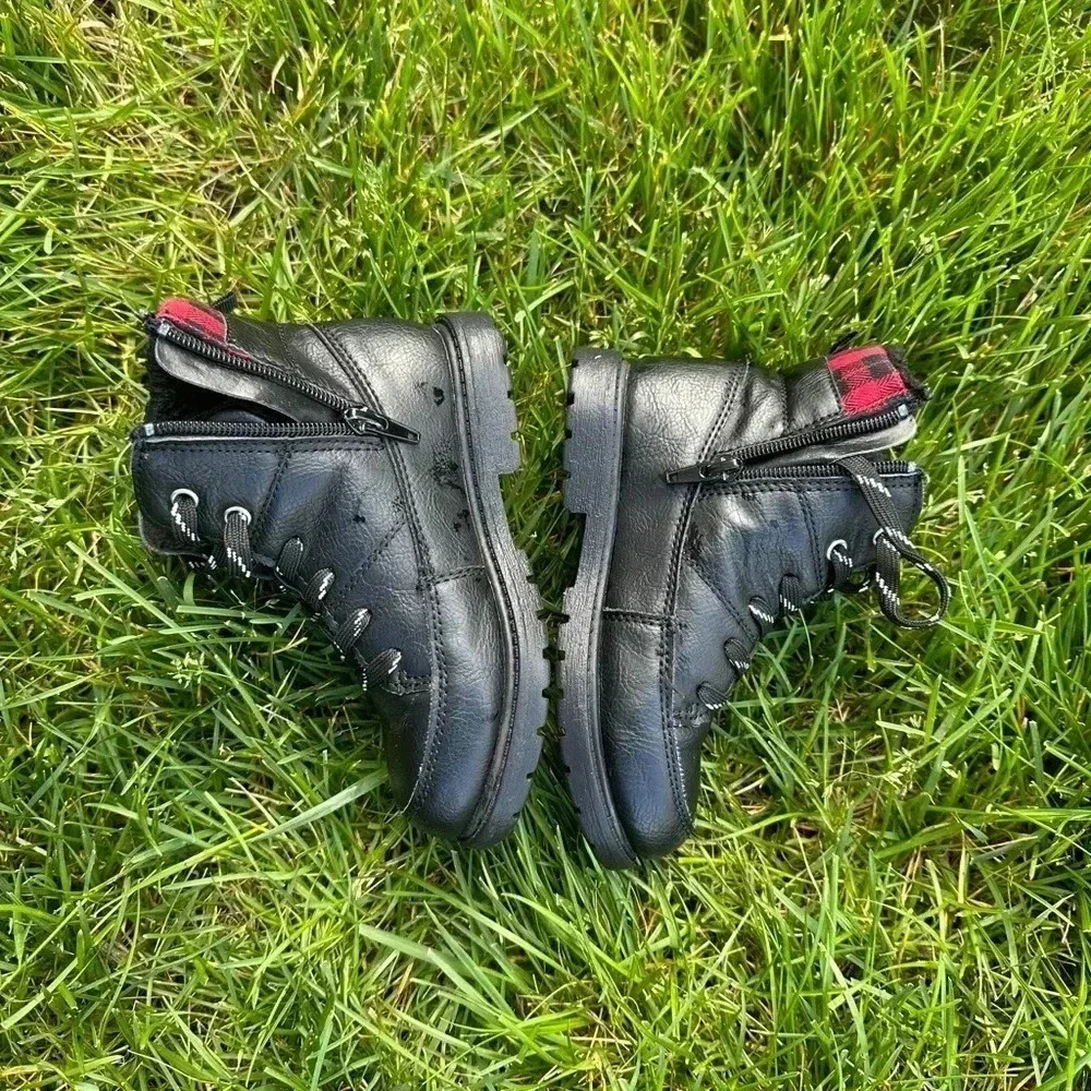 Carter’s kids winter shoe boots black with lace rubber sole size 12
